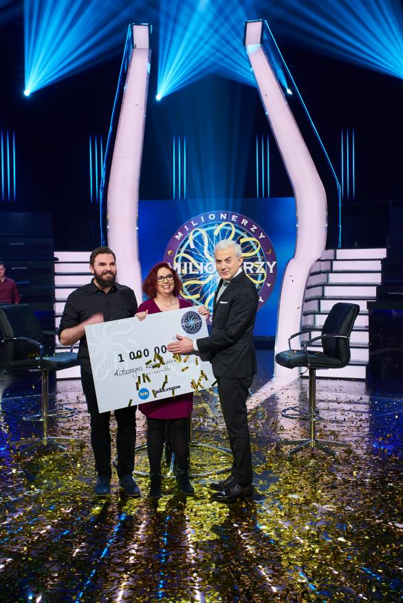 Katarzyna Kant-Wysocka wraz z mężem odbiera czek na milion (fot. TVN)