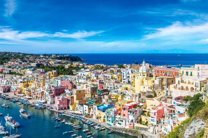 Neapol to dobra baza wypadowa do zwiedzania okolicznych wysp - na zdjęciu Procida