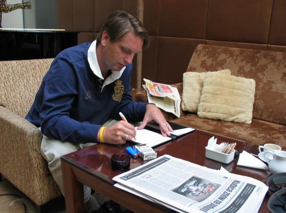 Tomasz Lis udziela wywiadu dla serwisu tvnfakty.pl i pisze pozdrowienia dla naszych czytelników, Hotel Hyatt, Warszawa 2008 r (fot. Ł. Ropczyński, tvnfakty.pl)