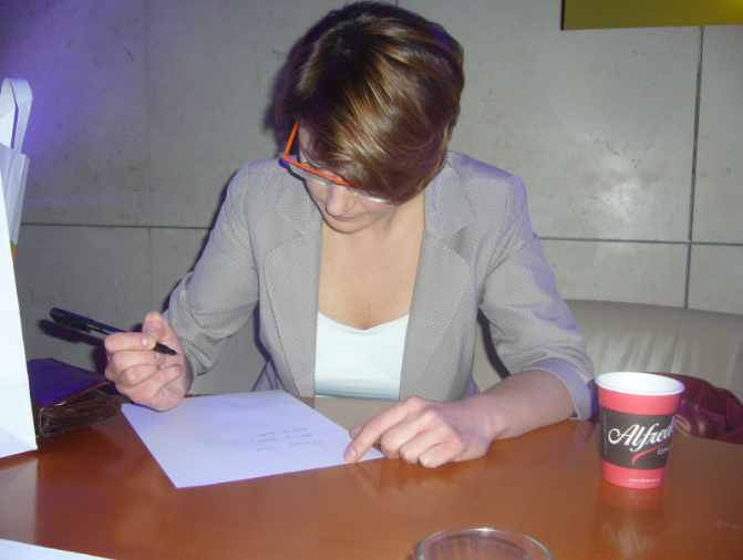 Katarzyna Werner podczas pisania pozdrowień dla TVNFakty.pl (do przeczytania na końcu wywiadu). Zdjęcie: Mateusz Bugajski